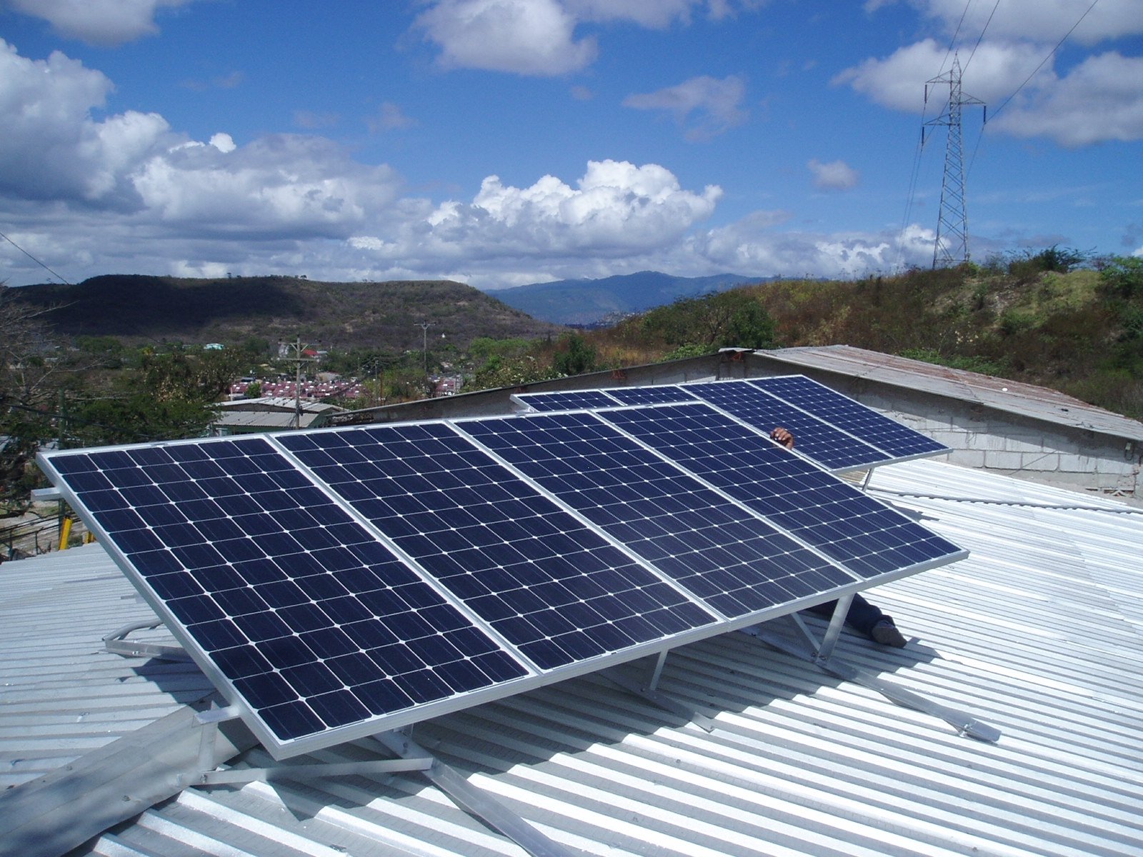 Ice Compra 850 Paneles Solares Para Llevar Electricidad A Las Zonas Mas Alejadas Del Pais