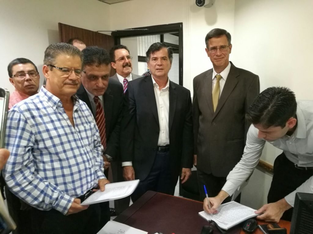 TSE estudiará petición de recolección de firmas para convocar a nueva