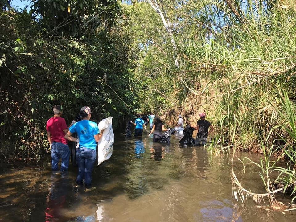 Vecinos de Coto Brus se unen para limpiar río San Rafael