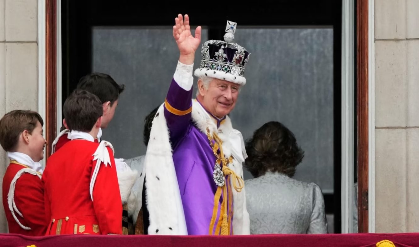 Carlos Iii Coronado Rey De Inglaterra En Hist Rica Ceremonia En Westminster