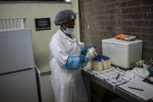 Bancos de leche materna para reducir la elevada mortalidad infantil en Sudáfrica
