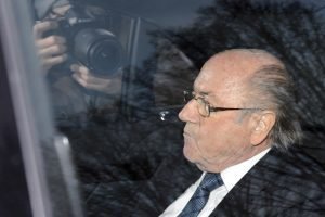 Blatter abandona la sede de la FIFA sin hacer comentarios tras declarar