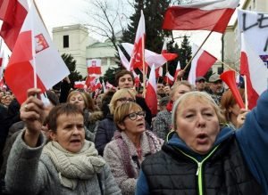 Miles de manifestantes en “defensa” de la democracia en Polonia