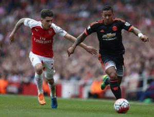 Arsenal fulmina al Manchester United (3-0) con un doblete de Alexis Sánchez