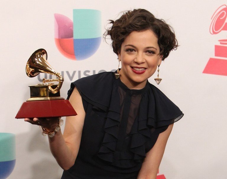 La mexicana Natalia Lafourcade se consagra en los Grammy Latinos