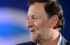 Rajoy recibe un puñetazo en pleno paseo electoral