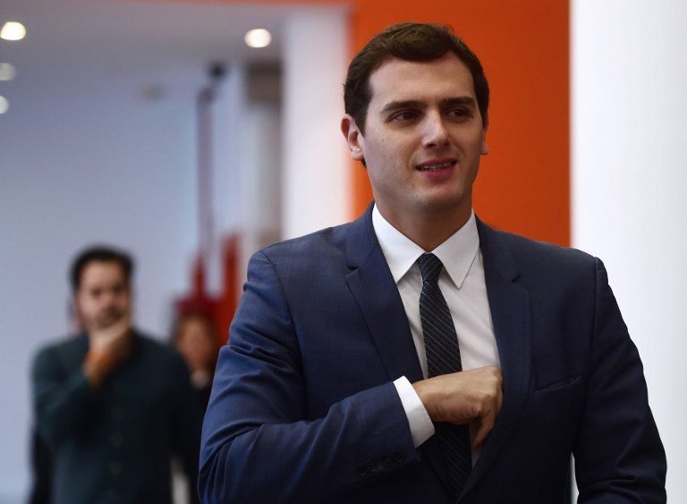 Leader of Spanish centre-right party Ciudadanos (Citizens) Albert Rivera arrives to give a press conference in Madrid, on December 23, 2015. The leader of new Spanish centre-right party Ciudadanos, Albert Rivera, today called for talks to form a pact with the conservative Popular Party and the Socialists to enable a stable government following inconclusive elections. AFP PHOTO / PIERRE-PHILIPPE MARCOU / AFP / PIERRE-PHILIPPE MARCOU