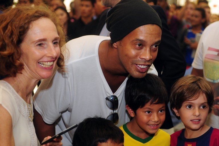 Ronaldinho firma un acuerdo para establecer una escuela de fútbol en Singapur