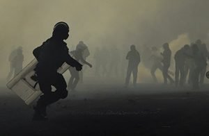 Compañeros de 43 estudiantes de Ayotzinapa se enfrentan con policía en sur de México