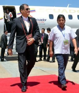 La defensa del medioambiente es también política, dice Rafael Correa