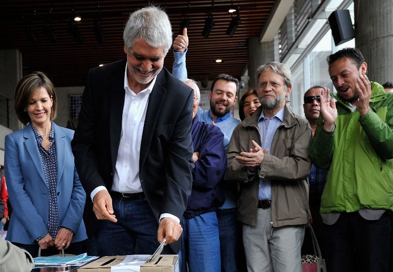 Bogota's Mayor Candidate Enrique Penalosa casts his vote on October 25, 2015. Colombians went to the polls Sunday to elect provincial governors and hundreds of local officials who will have a crucial role in implementing any peace agreement reached with leftist FARC rebels. AFP PHOTO / GUILLERMO LEGARIA