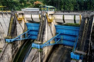 ICE realiza vertidos controlados en plantas hidroeléctricas ante incremento de lluvias