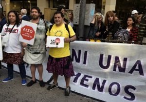 Marcha de hombres con faldas en Argentina contra los feminicidios