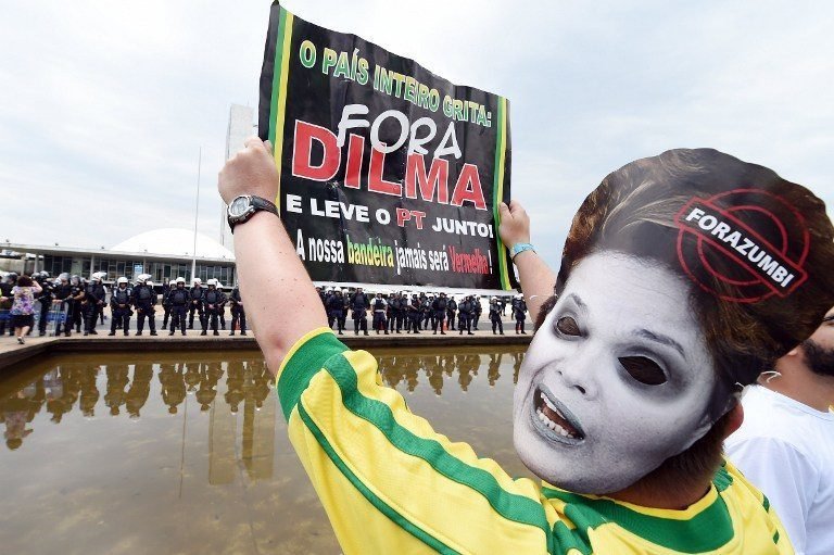 “S.O.S Fuerzas Armadas!”, piden manifestantes contra Rousseff en Brasilia