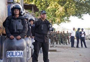 Nicaraguan soldiers and policemen stand guard in Penas Blancas, Guanacaste, Costa Rica, in the border with Nicaragua on November 16, 2015. A surge of some 2,000 Cuban migrants trying to cross Central America to reach the United States triggered a diplomatic spat between Costa Rica and Nicaragua Monday, plunging tense relations between the two countries to a new low. AFP PHOTO / Ezequiel BECERRA