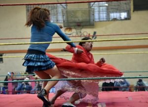 “Cholitas” de Bolivia en lucha libre por la vida