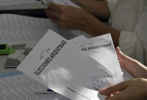 Cierra votación en Argentina y sondeos dan ganador al conservador Mauricio Macri