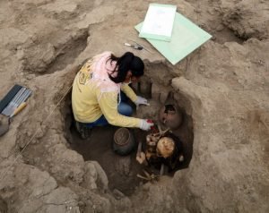 Descubren en Lima cuatro tumbas precolombinas
