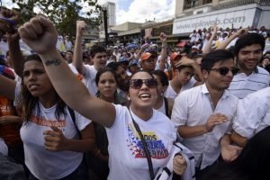 Oposición aventaja en 15 puntos al chavismo para parlamentarias venezolanas (encuesta)