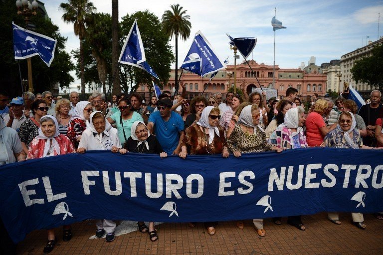 Madres, activistas promarihuana y trosquistas confluyen en plaza argentina