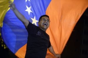 Histórico triunfo opositor abre era de incertidumbres en Venezuela