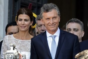 Macri pide unión y dejar atrás confrontación como nuevo presidente de Argentina