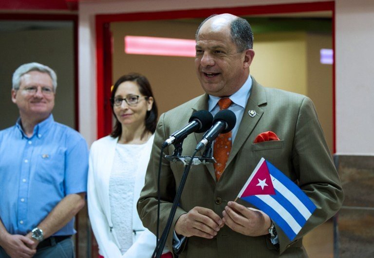 Costa Rican President Luis Guillermo Solis (R) delivers a press conference upon his arrival to Jose Marti International Airport in Havana, on December 13, 2015. Solis is in Cuba on official visit. AFP PHOTO/YAMIL LAGE / AFP / YAMIL LAGE