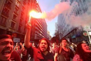 Estudiantes chilenos marchan acusando “improvisación” en anhelada reforma educactiva