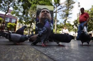 Oposición se disculpa por la forma en que retiró imágenes de Chávez y Bolívar del Parlamento