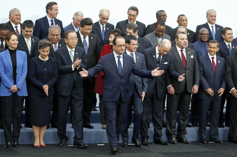 French President Francois Hollande (C) poses for a family photo with fellow world leaders during the opening day of the World Climate Change Conference 2015 (COP21) at Le Bourget, near Paris, on November 30, 2015. More than 150 world leaders are meeting under heightened security, for the 21st Session of the Conference of the Parties to the United Nations Framework Convention on Climate Change (COP21/CMP11), also known as Paris 2015 from November 30 to December 11. AFP PHOTO / POOL / JACKY NAEGELEN / AFP / POOL / JACKY NAEGELEN