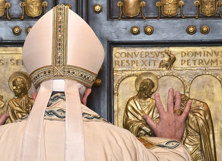 Francisco insta a la Iglesia a abrirse al mundo al inaugurar el Jubileo