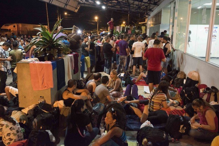 Cubans rest at the Migrations office in Penas Blancas, Guanacaste, Costa Rica, on the border with Nicaragua on November 16, 2015. A surge of some 2,000 Cuban migrants trying to cross Central America to reach the United States triggered a diplomatic spat between Costa Rica and Nicaragua, plunging tense relations between the two countries to a new low. AFP PHOTO / Ezequiel BECERRA