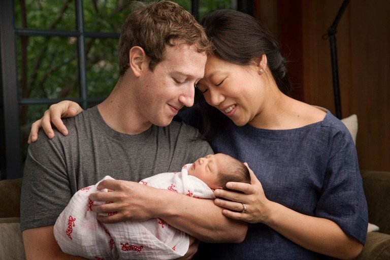 Zuckerberg es padre de una niña y dona su fortuna de Facebook