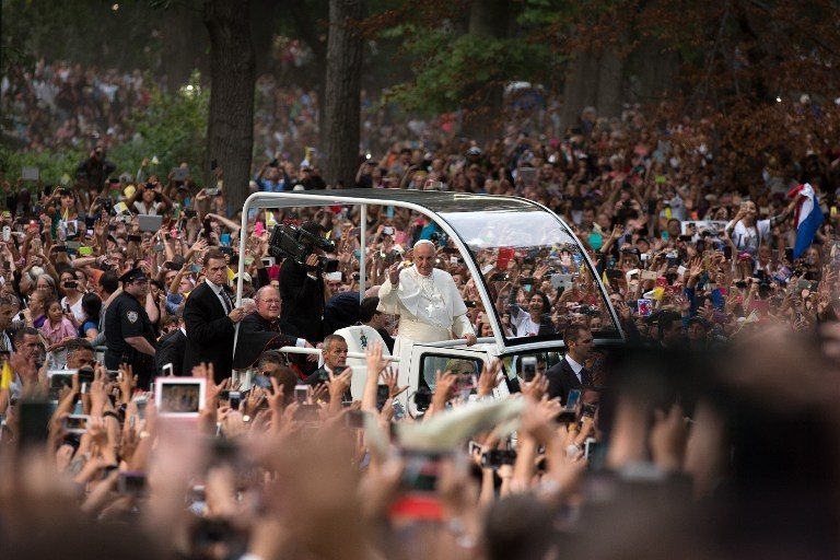 Decenas de miles de personas saludan al “papa del pueblo” en Central Park