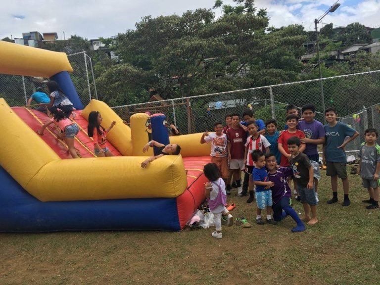 Fiesta Navideña llena de alegría a niños en riesgo social de Salitrillos