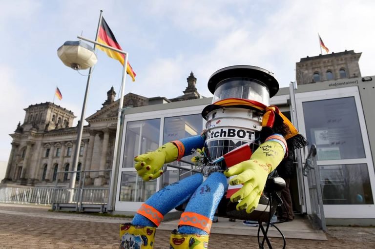 El triste final de un robot: vándalos destruyen a “hitchBOT” en EEUU