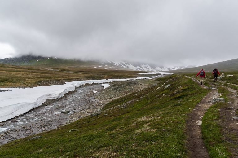 Una caminata por la salvaje naturaleza montañosa de Noruega