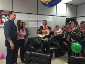 Entre cimarronas y mariachis, funcionarios de la Municipalidad de Alajuela reciben a Roberto Thompson