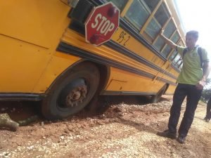Estudiantes del Liceo de Los Ángeles en Nandayure arriesgan la vida por asistir al colegio