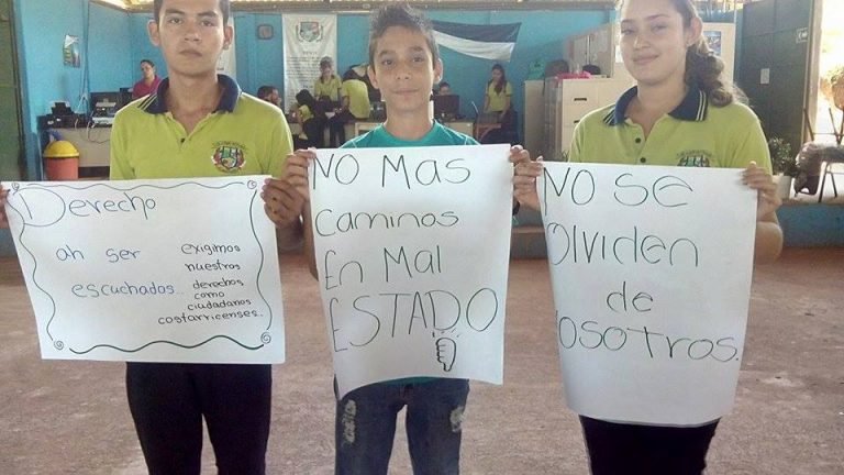 Estudiantes arriesgan su vida para ir al Colegio en Nandayure