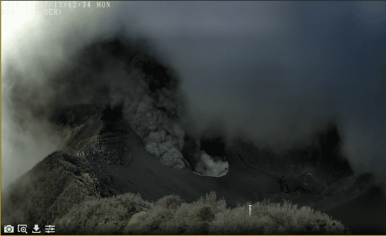 RSN reporta pequeña erupción en Volcán Turrialba a las 01:13 pm