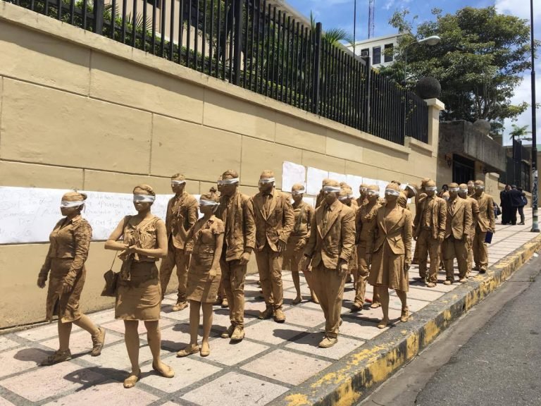 Singular protesta de hombres y mujeres de barro contra políticas del Estado