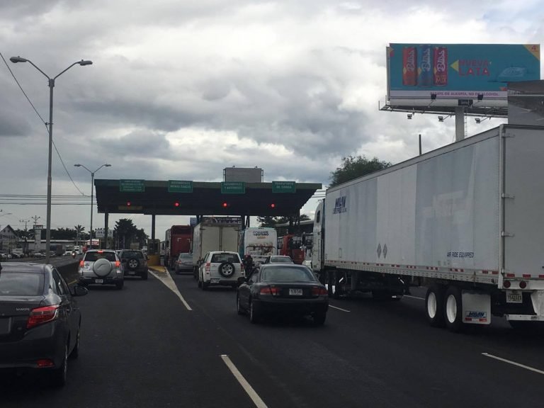 Peajes se mantienen funcionando pese a caos vial por manifestación de taxistas