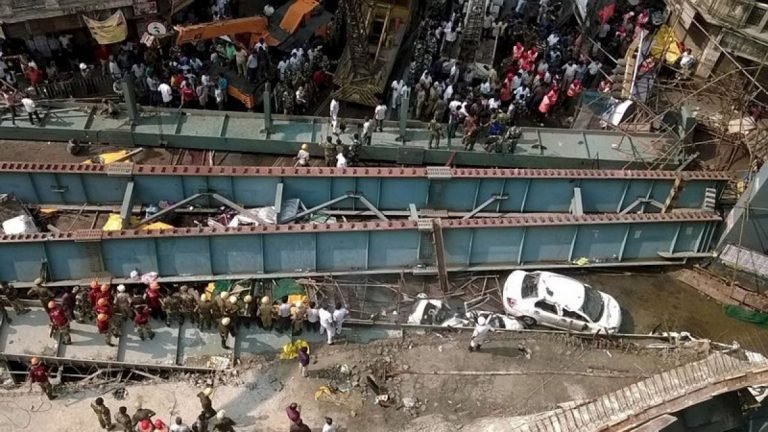 Al menos 19 muertos y 85 heridos por el derrumbe de un puente en India