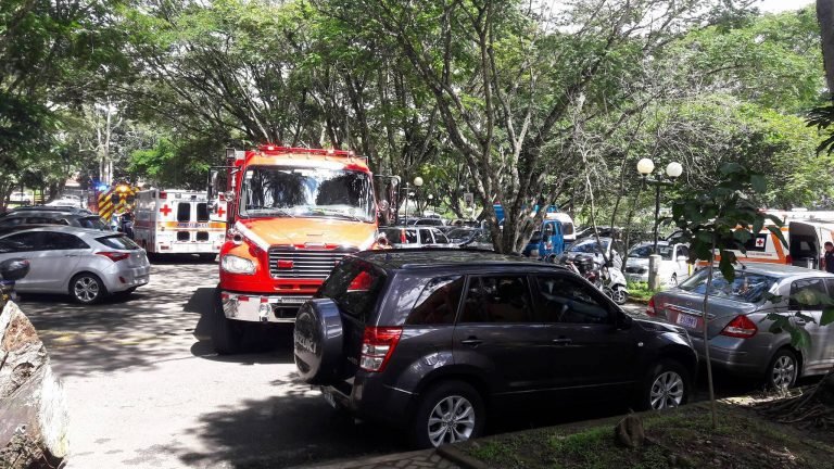 Puente colapsa en la Universidad de Costa Rica y deja 16 colegiales heridos