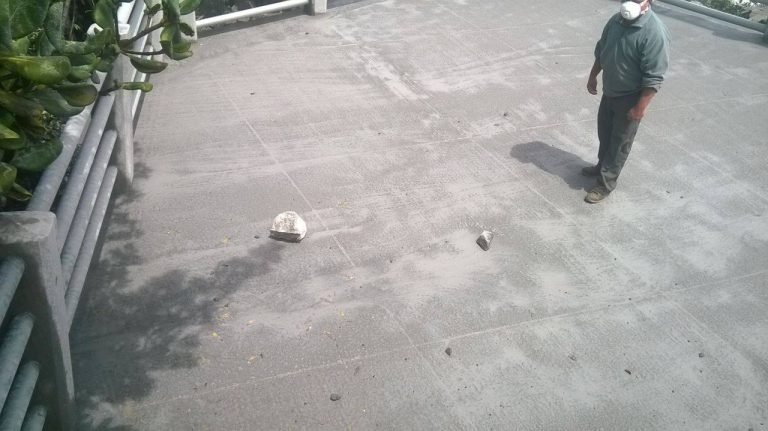 Volcán Poás lanzó bloques a dos kilómetros de distancia durante potente erupción de este viernes