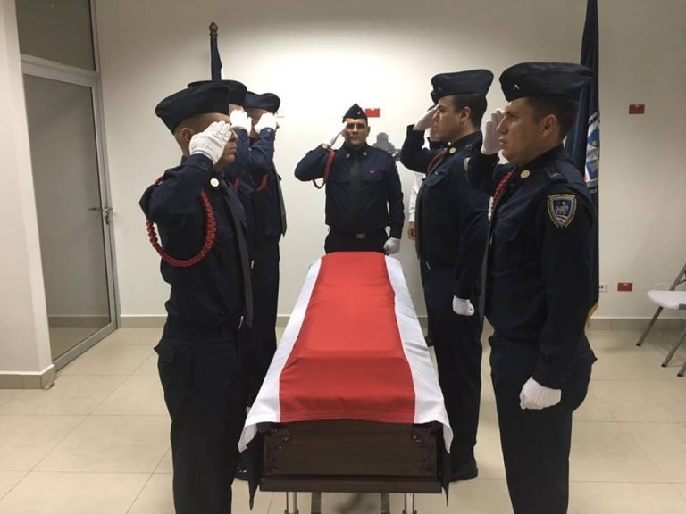 Diputados rinden minuto de silencio por policía asesinado