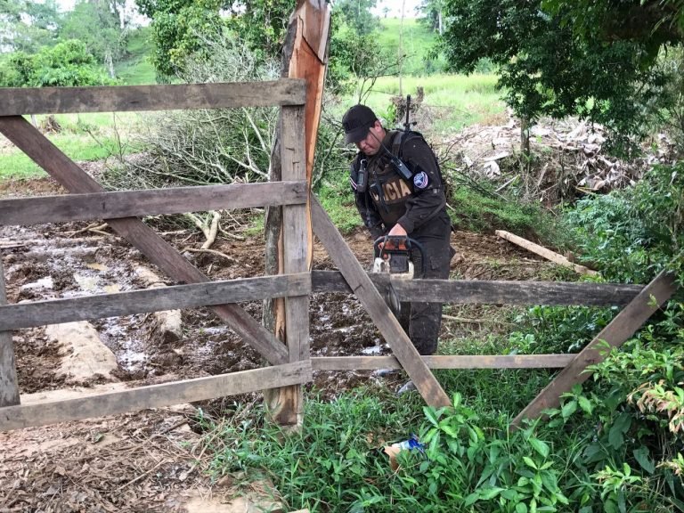 Policías abren pasos cerrados por finqueros a lo largo de Ruta 1856 en Sarapiquí