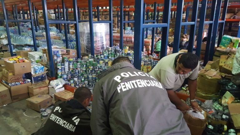 Policías penitenciarios preparan diarios para damnificados de huracán Otto