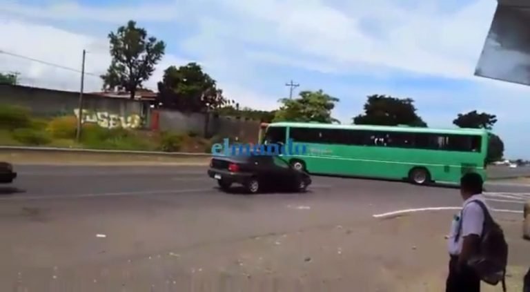 Autobús realizó misma maniobra que le costó la vida a dos personas durante marcha de porteadores